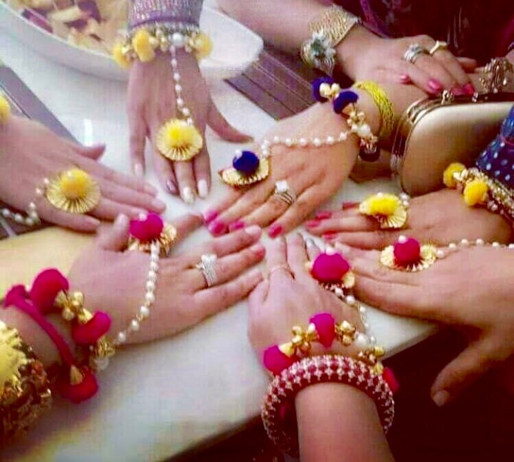 10 x Hathphools in Assorted Colours Gana/ Gaaney/Dosti Gana/Maiyan/Dholki/ Mayoon/Mehndi Henna/Giveaways/Ethnic wristbands Kalire