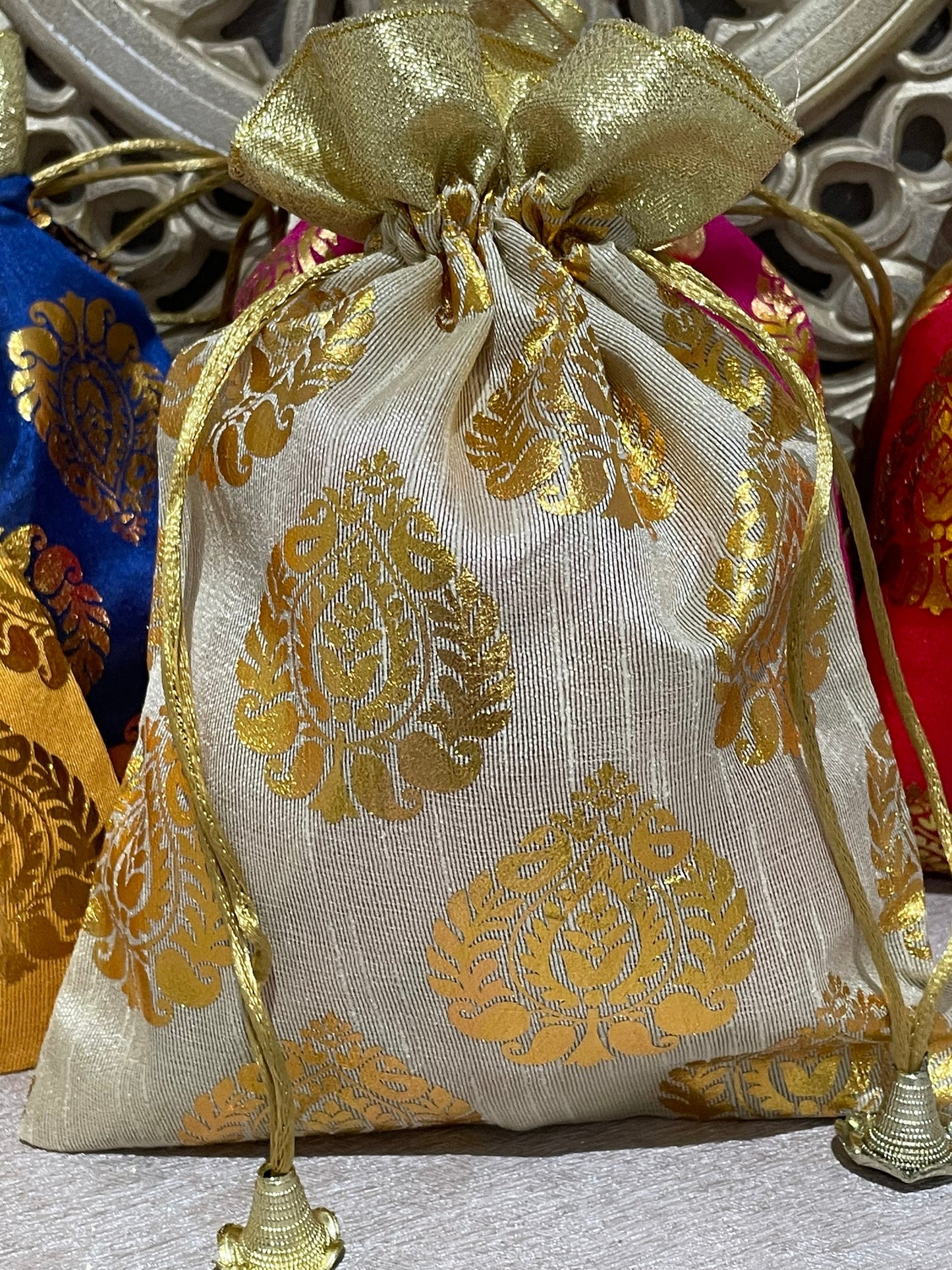 Damask Drawstring Design Favor Bags for Wedding Favours Bhaji Nishaani Mehendi Dholki Nikah Bidh Kanjak Navratri Gift
