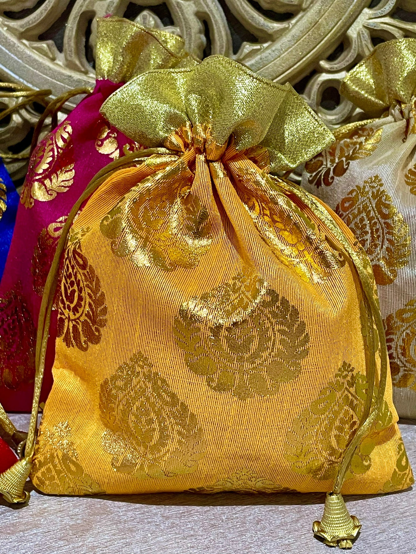 50 Lohri Damask Drawstring Design Favor Bags for Wedding Favours Bhaji Nishaani Mehendi Dholki Nikah Bidh Kanjak Navratri Gift
