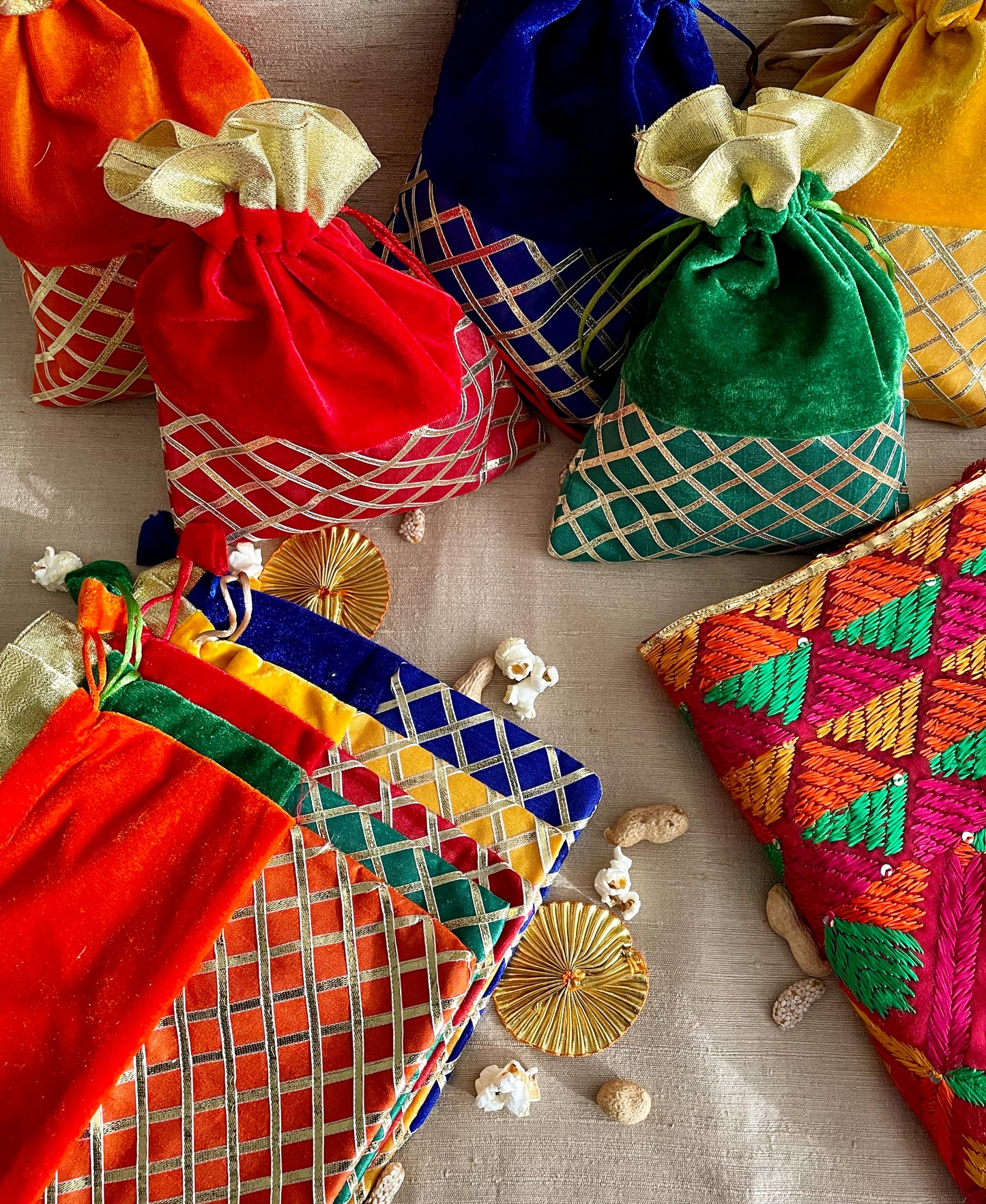 10x Mixed Colours Lohri Gift Bags Drawstring Velvet for Return Favours Eid Gifts Mehendi Dholki Wedding Favor Bags
